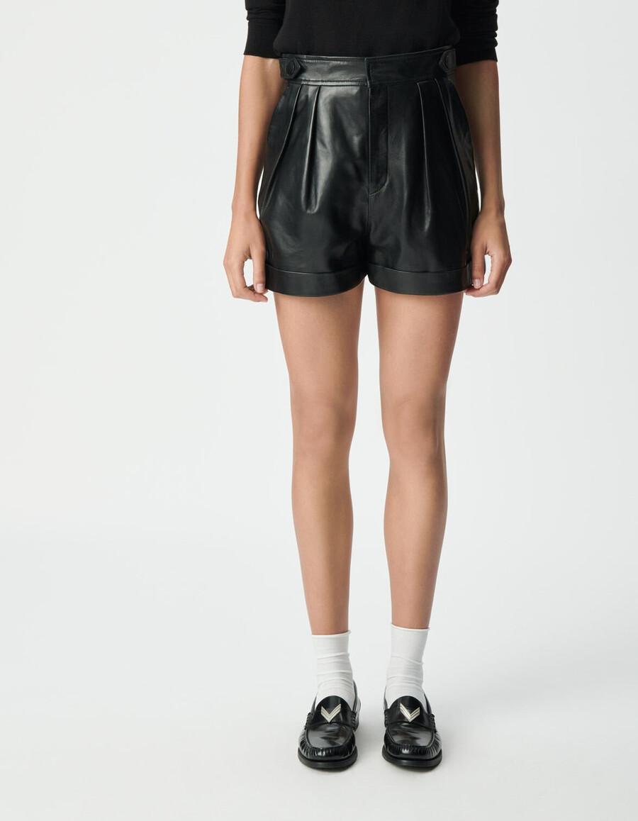 pantaloncini in pelle nera da donna con risvolti