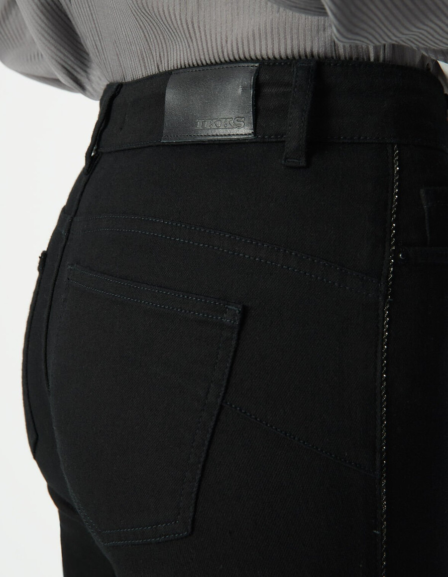 jeans aderenti neri da donna con dettaglio laterale intrecciato