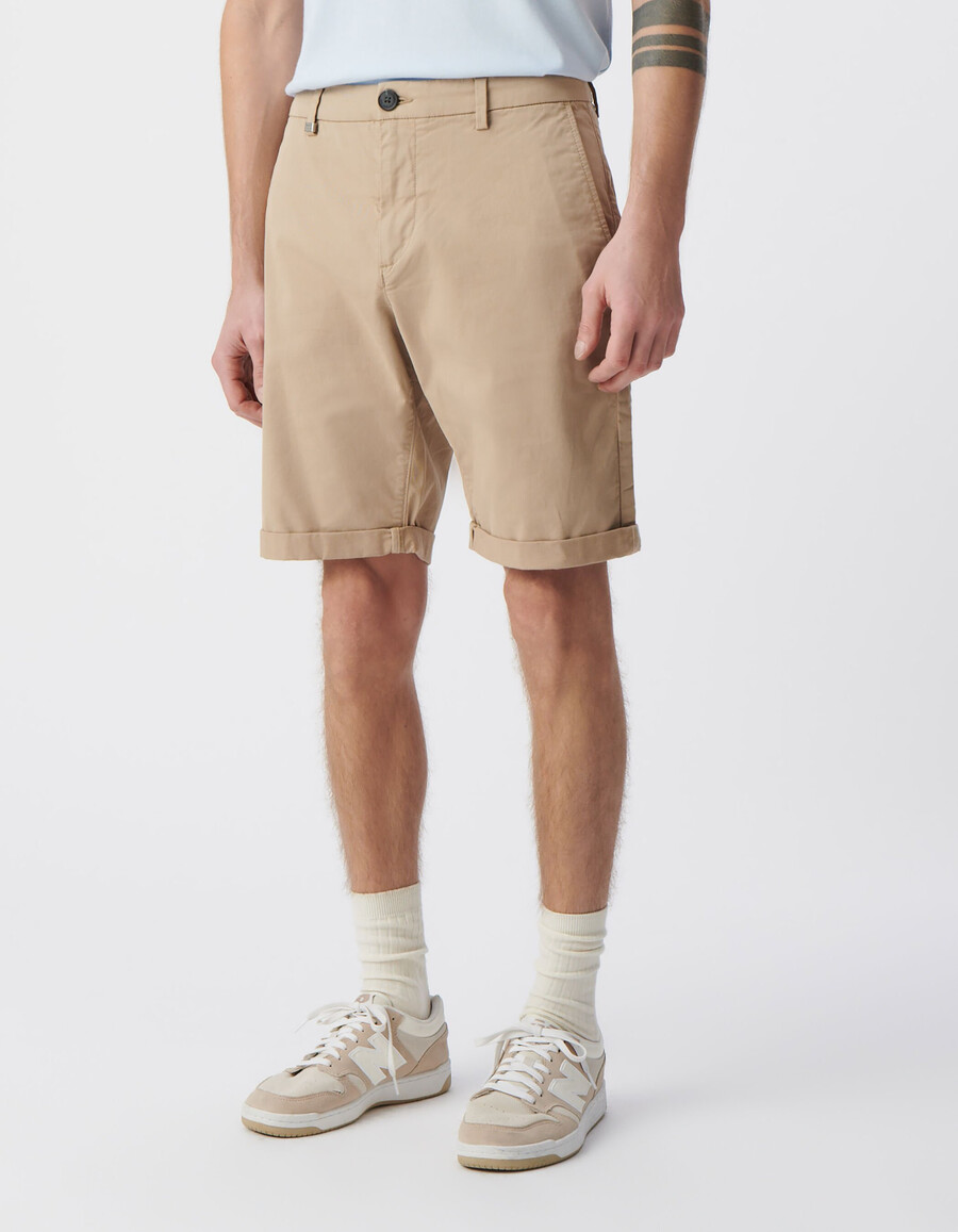 bermuda chino affusolati color sabbia da uomo