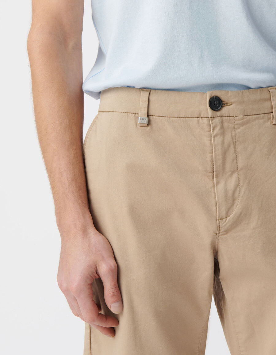 bermuda chino affusolati color sabbia da uomo
