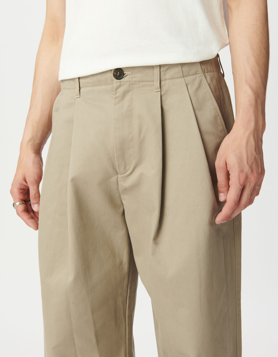 pantaloni beige larghi per uomo